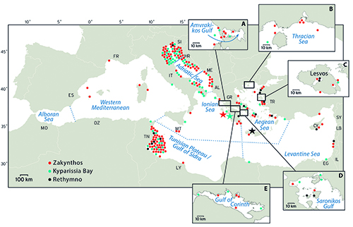 Mapa detallado del mar Mediterráneo con ubicaciones marcadas de Zakynthos, Kyparissia Bay y Rethymno, incluyendo ampliaciones de áreas específicas como el Golfo de Amvrakikos, el mar de Tracia, Lesvos, el Golfo Sarónico y el Golfo de Corinto.

Descripción generada con IA